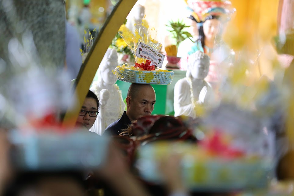 Huy Tuấn cũng tham gia đội lễ để cầu bình an cho cha mẹ như nhiều phật tử khác tại chùa
