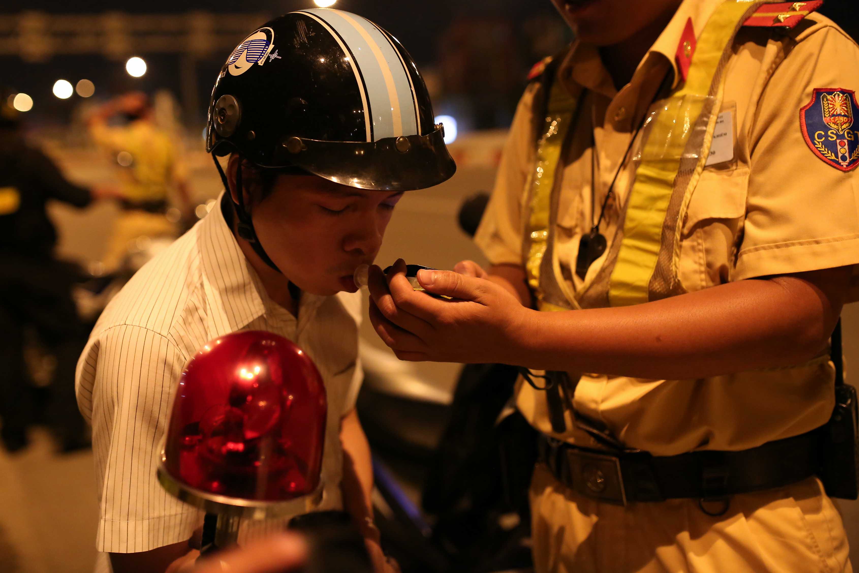 Anh Nguyễn Hồng Sinh (sinh năm 1981) được CSGT yêu cầu kiểm tra nồng độ cồn khi chạy xe máy vào làn xe ô tô