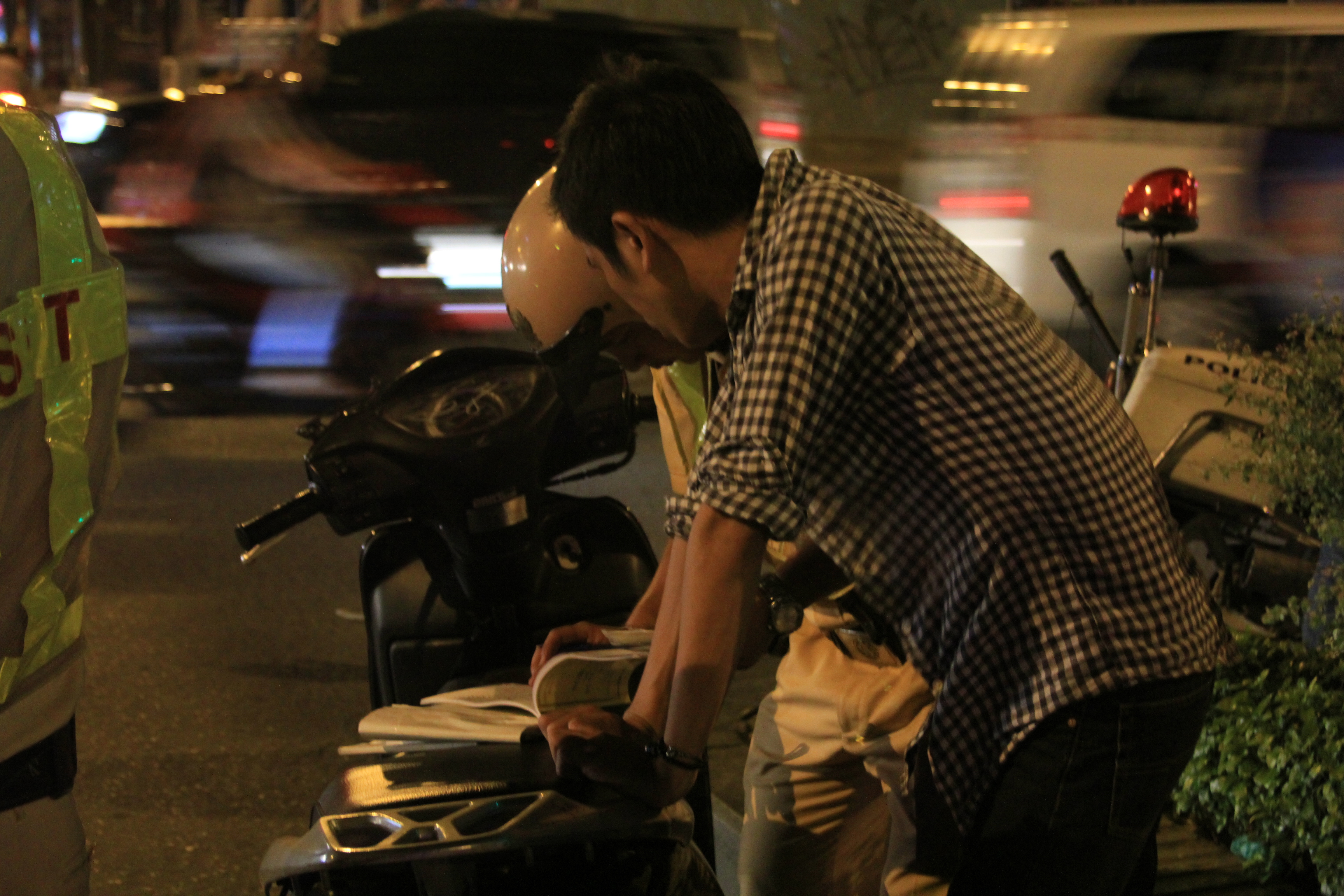 Theo một lãnh đạo đội CSGT Tân Sơn Nhất, nhiều người say xỉn khi chạy xe nhìn rất bình thường nhưng đến khi vừa dừng xe lại thì đứng không vững, vậy mới thấy sự nguy hiểm của việc uống rượu bia rồi điều khiển xe