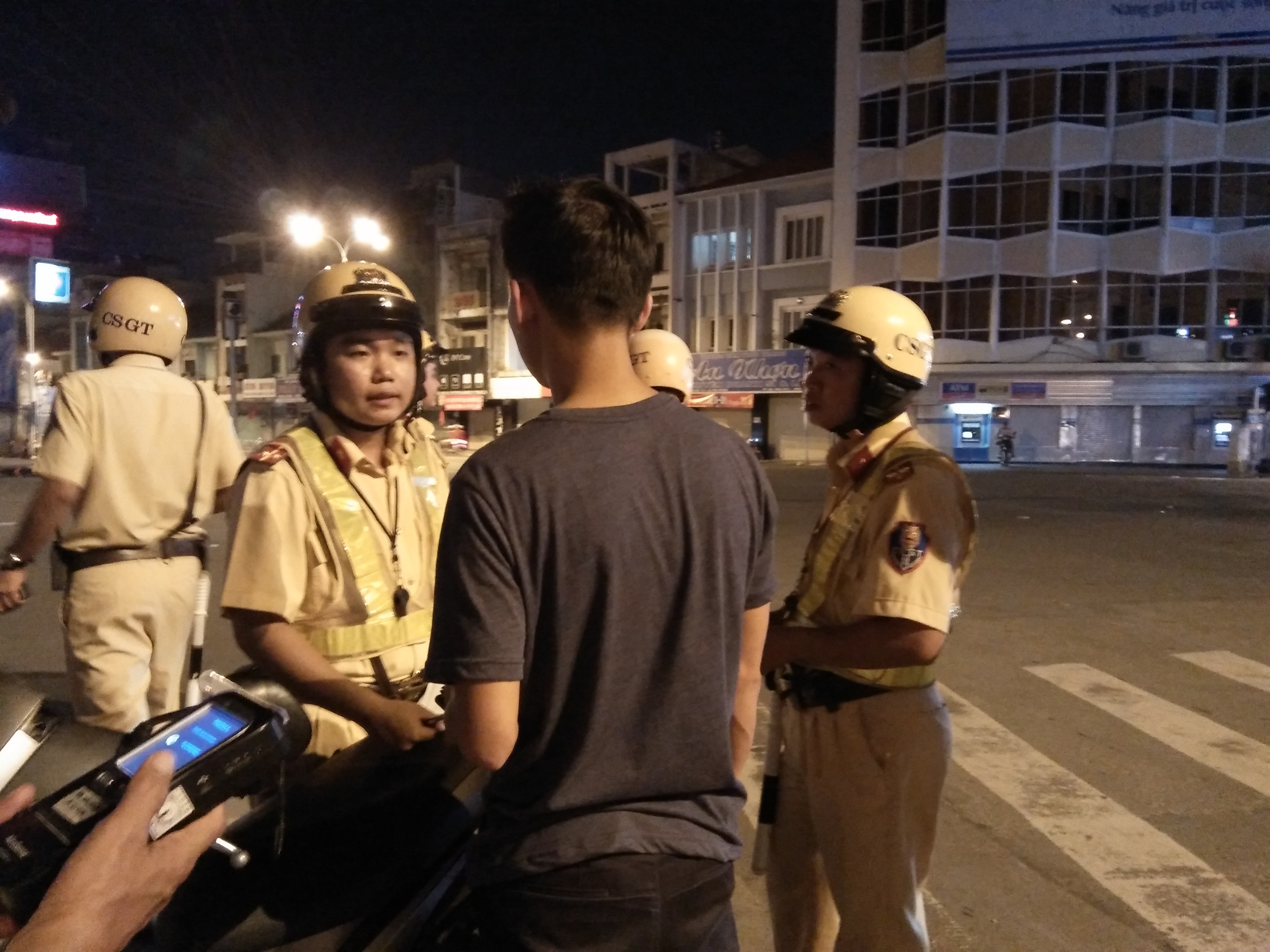 Lãnh đạo đội CSGT Tân Sơn Nhất đứng chốt tại Ngã tư Phú Nhuận cho biết, một số trường hợp vi phạm nồng độ cồn nhưng không ký biên bản, năn nỉ được phạt tại chỗ để lấy xe về đi làm. Tuy nhiên, theo Nghị định số 46 thì tất cả các trường hợp vi phạm về nồng độ cồn đều bị tạm giữ phương tiện 7 ngày