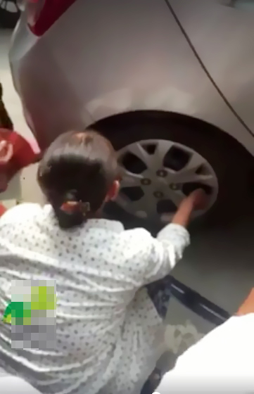 Người dân chứng kiến đã xì lốp xe hơi để "trợ giúp" việc đánh ghen