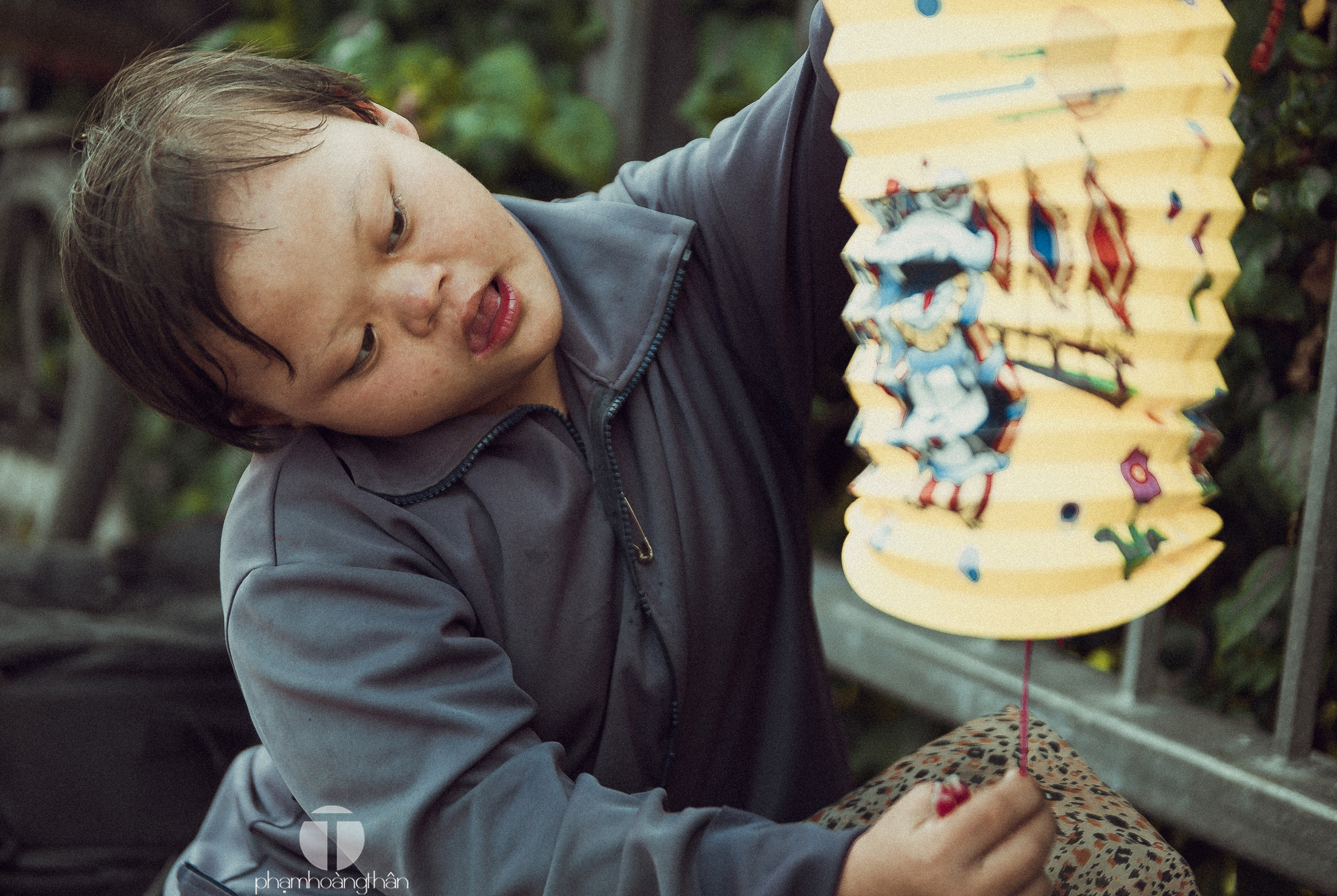 Bé Nga "khám phá" lồng đèn, em không hề biết lồng đèn dùng để làm gì, chơi như thế nào...