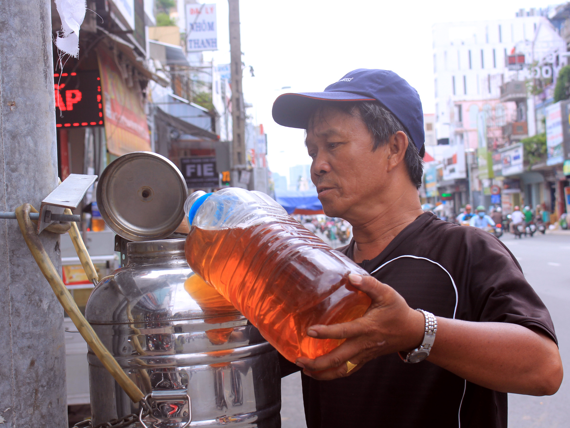 Mỗi ngày, ông Út nấu khoảng 60 lít nước từ đêm để đến sáng mang ra pha trà