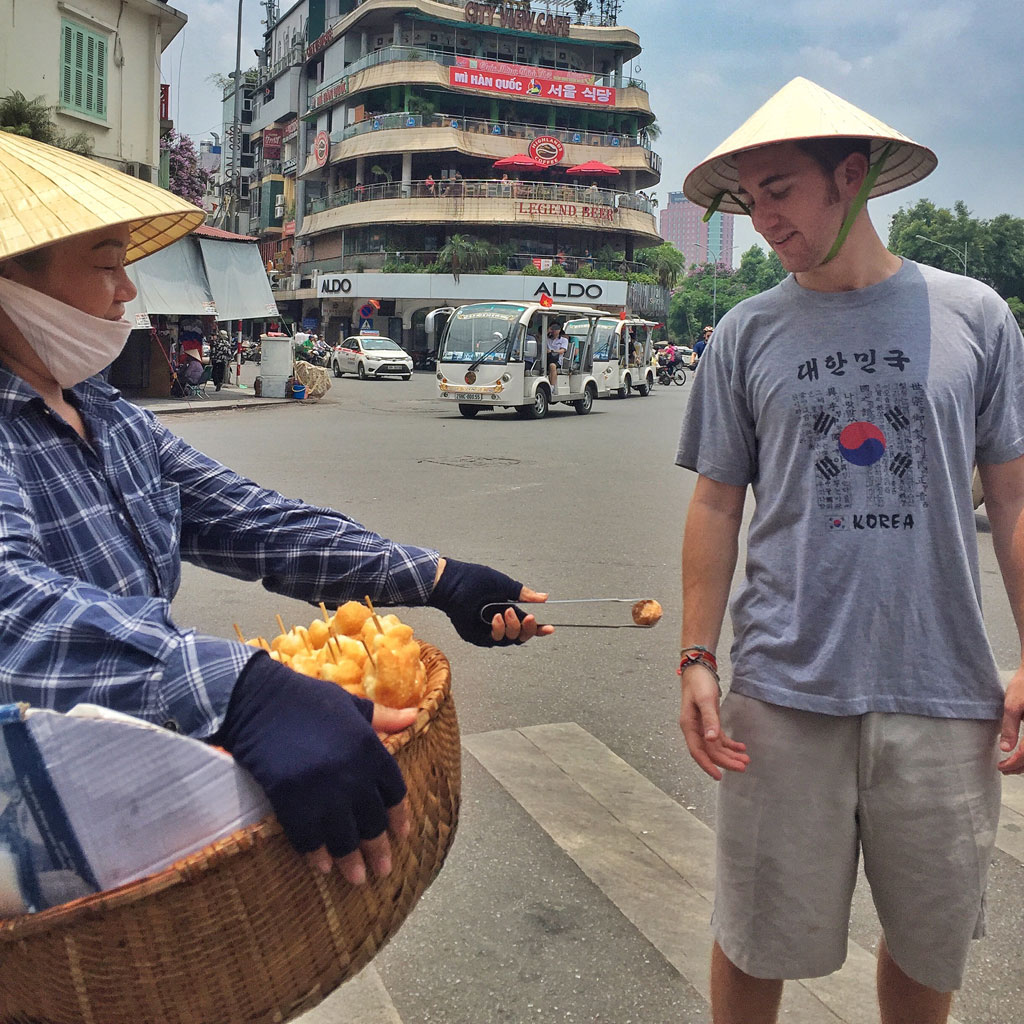 Chàng trai Mỹ “ăn chơi xả láng” ở VN với 10 USD 5