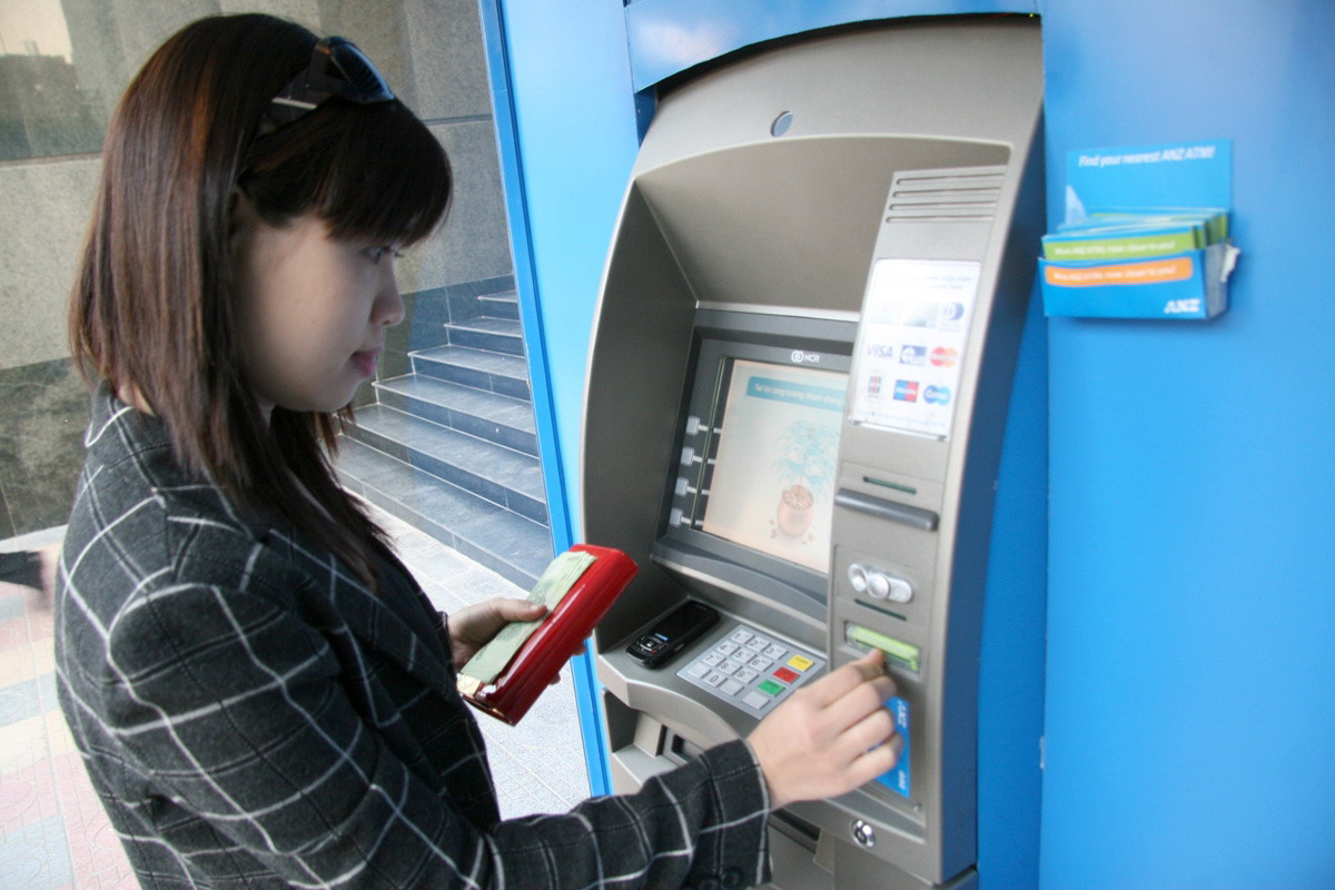 Hanh-khach-hang-ATM