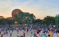 Hàng ngàn người xếp hàng trong nắng nóng để được lên khinh khí cầu