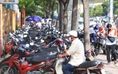 Quyết liệt 'đòi' vỉa hè từ các bãi giữ xe ngang nhiên chiếm dụng