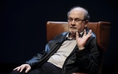 Nhà văn Salman Rushdie liệt tay, mất thị lực sau khi bị đâm