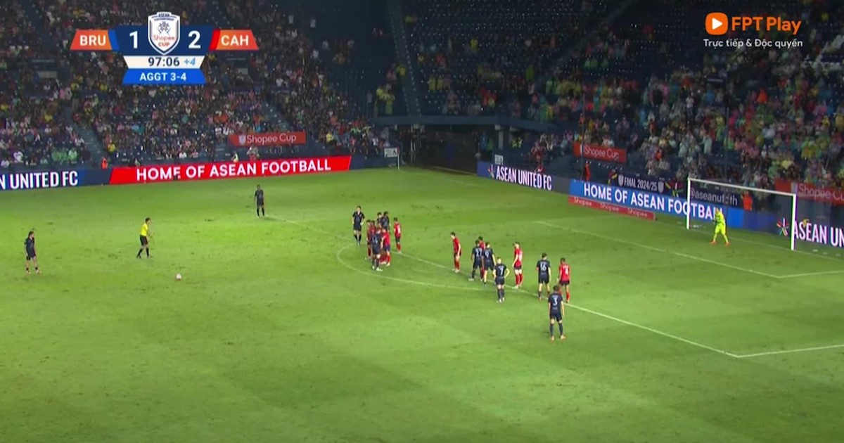 Cú sút phạt căng như trái phá của Crispim cân bằng tỷ số 2-2 cho CLB Buriram United