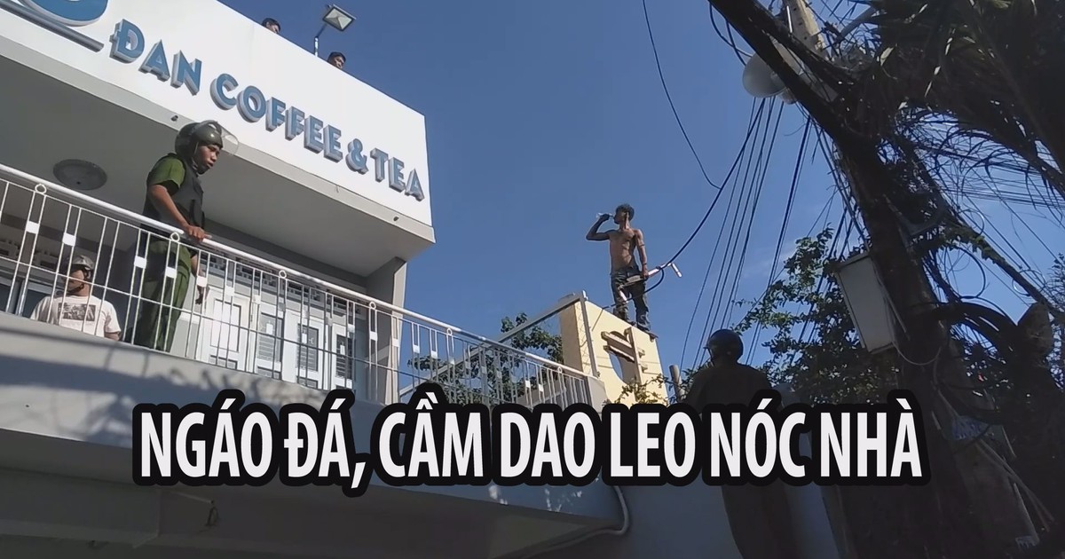 Người đàn ông có biểu hiện ngáo đá, cầm dao leo nóc nhà la hét