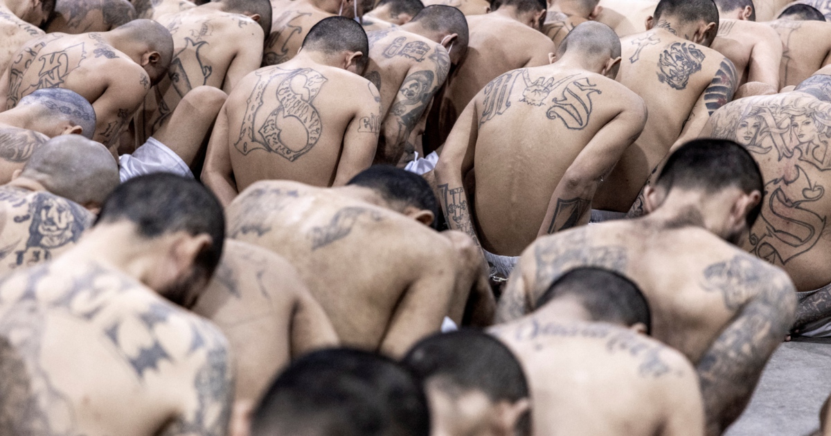 Xem 'siêu nhà tù', nơi giam hàng nghìn tù nhân xăm trổ giữa cuộc chiến chống tội phạm El Salvador
