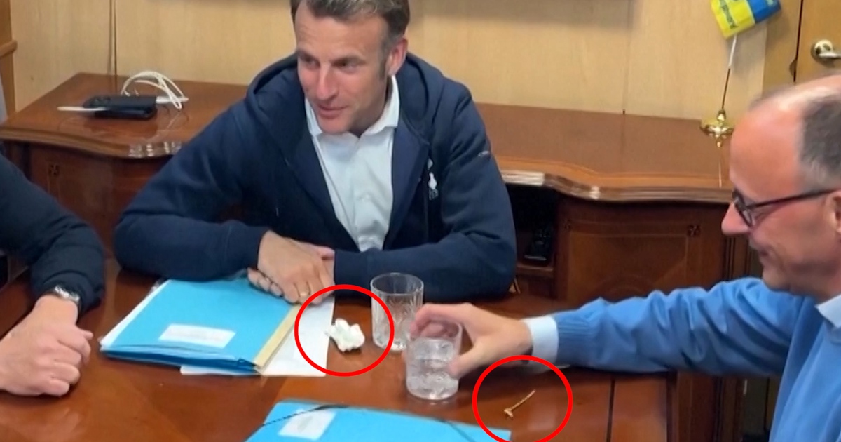 'Vật thể lạ' ông Macron giấu đi là gì?