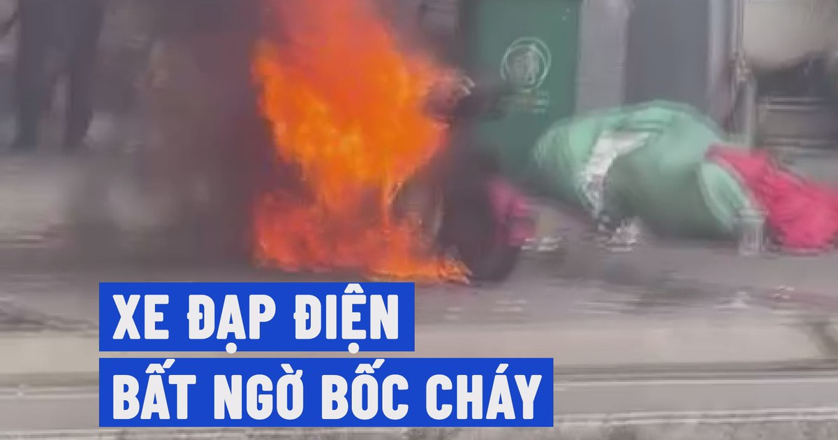 Xe đạp điện bất ngờ cháy ngùn ngụt trước kho hàng