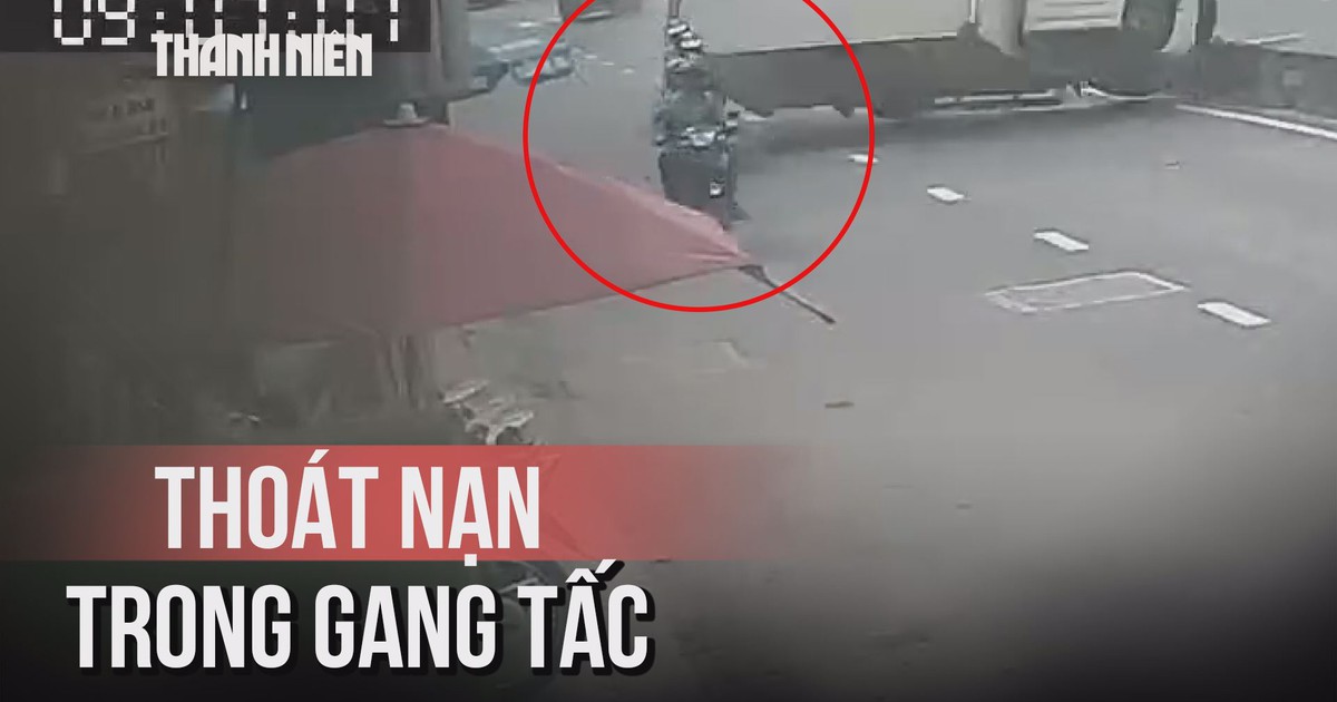 Khoảnh khắc thoát nạn trong gang tấc khi xe tải lật ngang