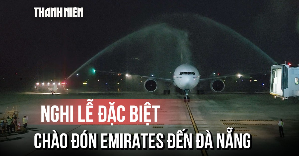 Xem màn phun nước vòi rồng chào đón 'đại bàng' Emirates đến Đà Nẵng