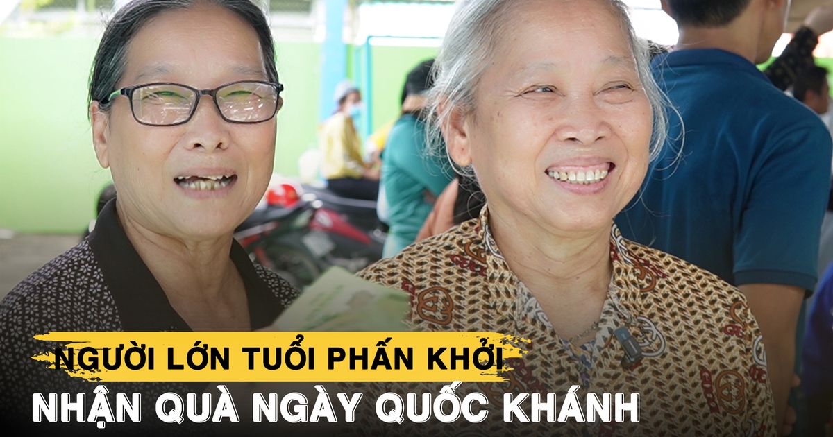 Cụ ông, cụ bà phấn khởi nhận quà 100.000 đồng: ‘80 năm độc lập, mừng lắm’