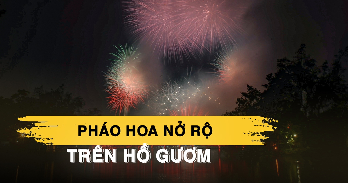Pháo hoa nở rộ trên hồ Gươm, người Hà Nội gửi ước vọng vào năm mới Bính Ngọ
