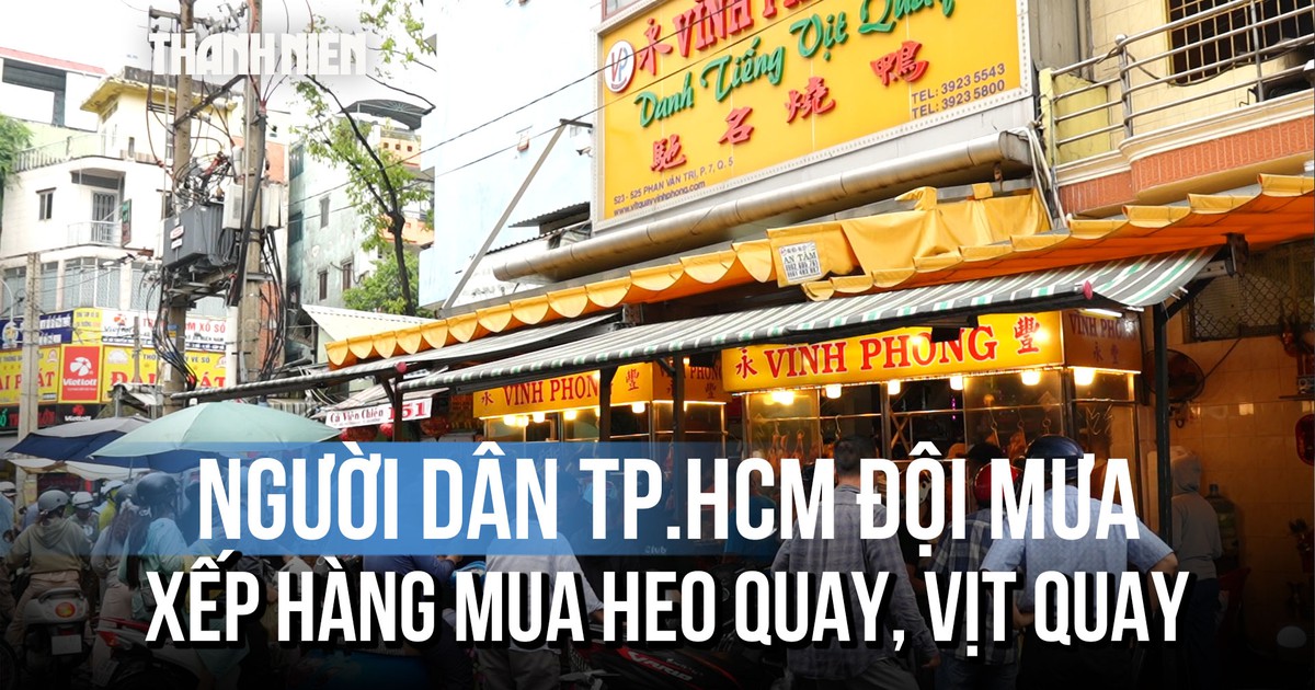 Người dân TP.HCM đội mưa xếp hàng mua heo quay, vịt quay ngày vía Thần tài