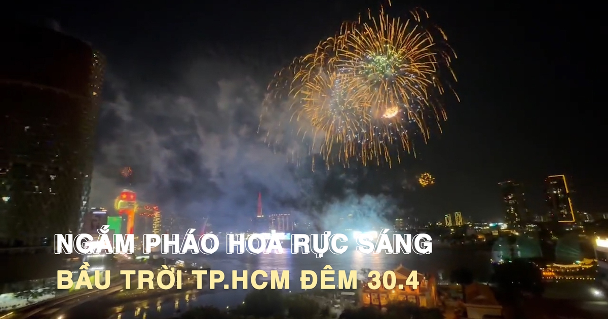 Ngắm pháo hoa rực sáng trên bầu trời TP.HCM đêm 30.4