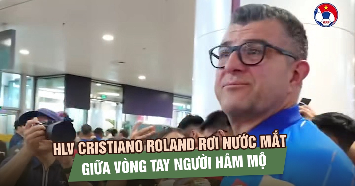 U.17 Việt Nam về nước, HLV Cristiano Roland rơi nước mắt giữa vòng tay người hâm mộ