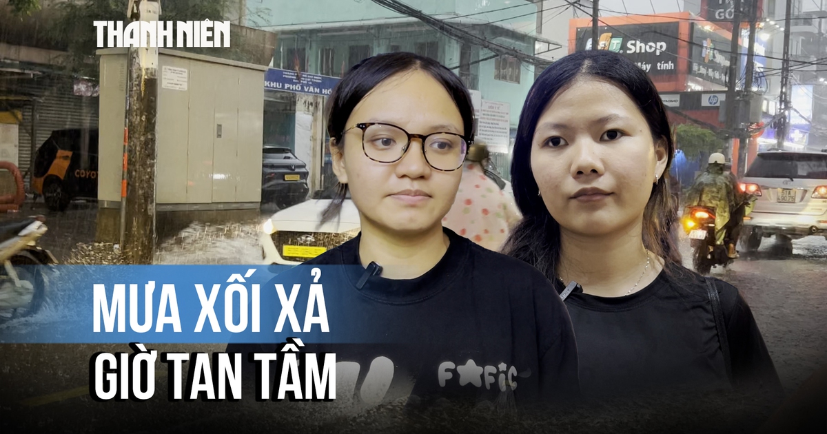 Mưa xối xả giờ tan tầm ở TP.HCM, người dân chật vật về nhà