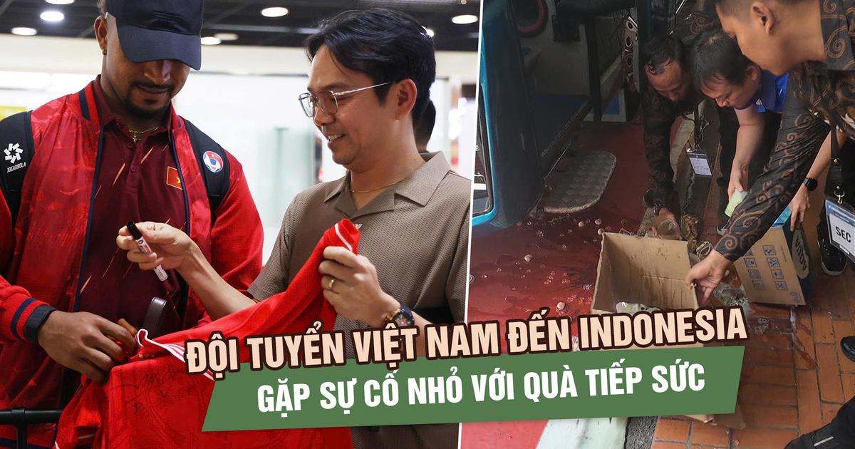 Đội tuyển Việt Nam đến Indonesia, gặp sự cố nhỏ với quà tiếp sức