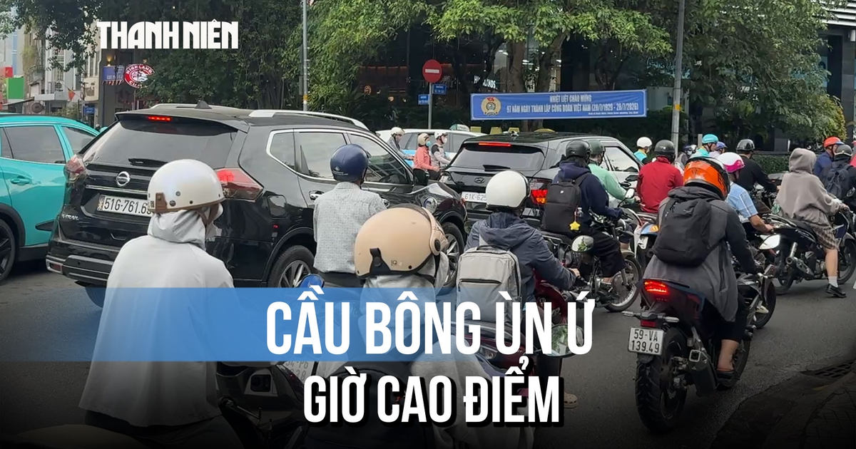 Cầu Bông ùn ứ giờ cao điểm, CSGT phải trực tiếp đứng điều tiết
