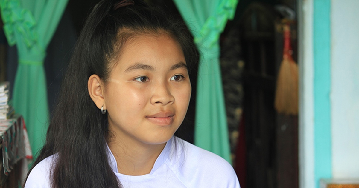 Cuộc sống vắng bóng mẹ của cô học trò nghèo nhường lại quà Phó thủ tướng