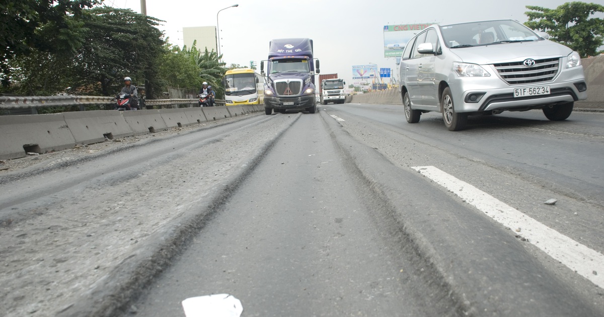 Đường lún như 'bậc thang' khiến nhiều xe phải làm 'xiếc' trên xa lộ Hà Nội