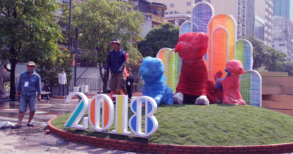 Đường hoa Nguyễn Huệ tất bật để đón khách vui tết Mậu Tuất