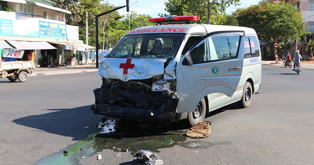 Xe cứu thương gây tai nạn giao thông liên hoàn, trách nhiệm thuộc về ai?