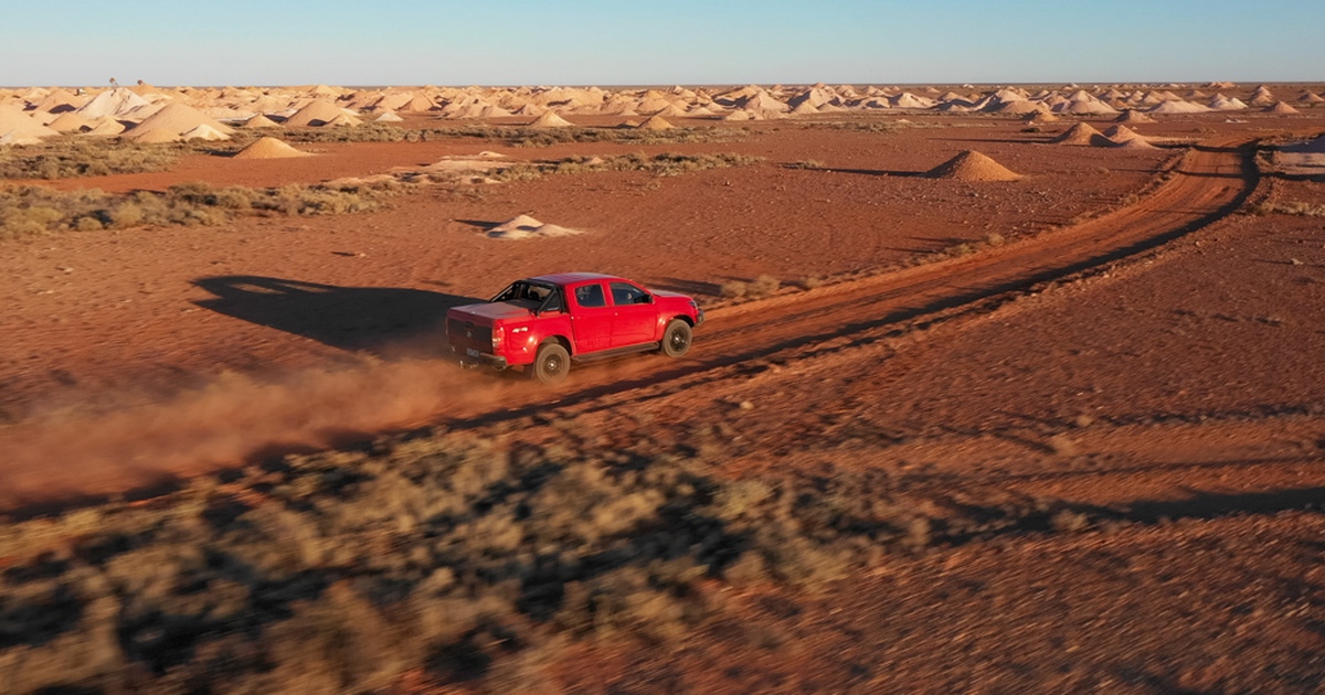 Lái Chevrolet Colorado đi tìm ‘Ngọc mắt mèo’ giữa hoang mạc Australia