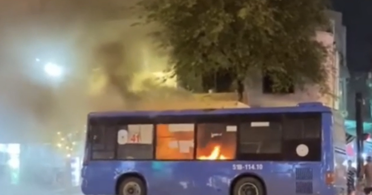 TP.HCM: Xe buýt phát cháy trên đường Lê Trọng Tấn, hành khách phát hoảng