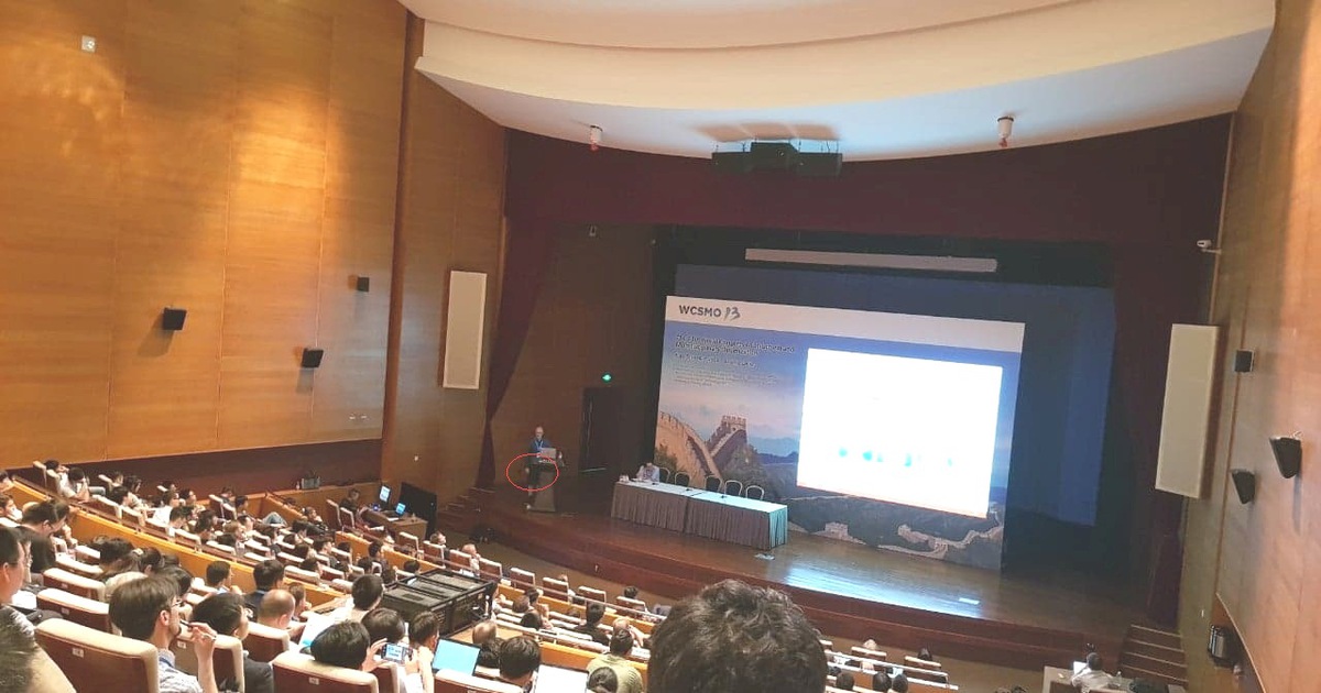 Phó giáo sư mặc quần đùi phát biểu tại hội nghị quốc tế