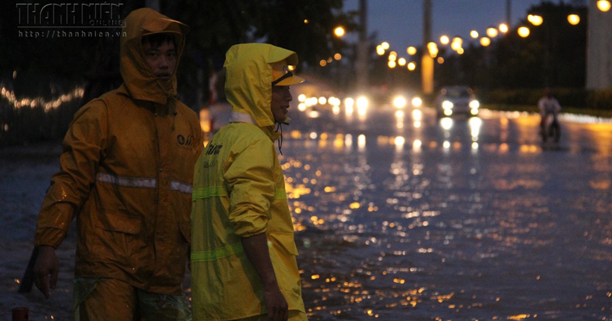 Biển nước mênh mông trên đường phố Hà Nội sau bão Thần Sấm