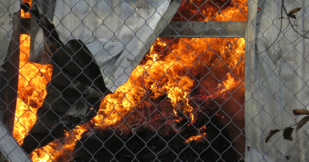 Cháy nhiều giờ liền, vựa phế liệu bị thiêu rụi