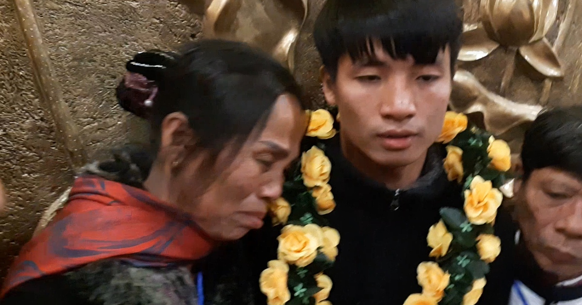 Mẹ của Bùi Tiến Dũng khóc khi đón con trai trở về quê nhà