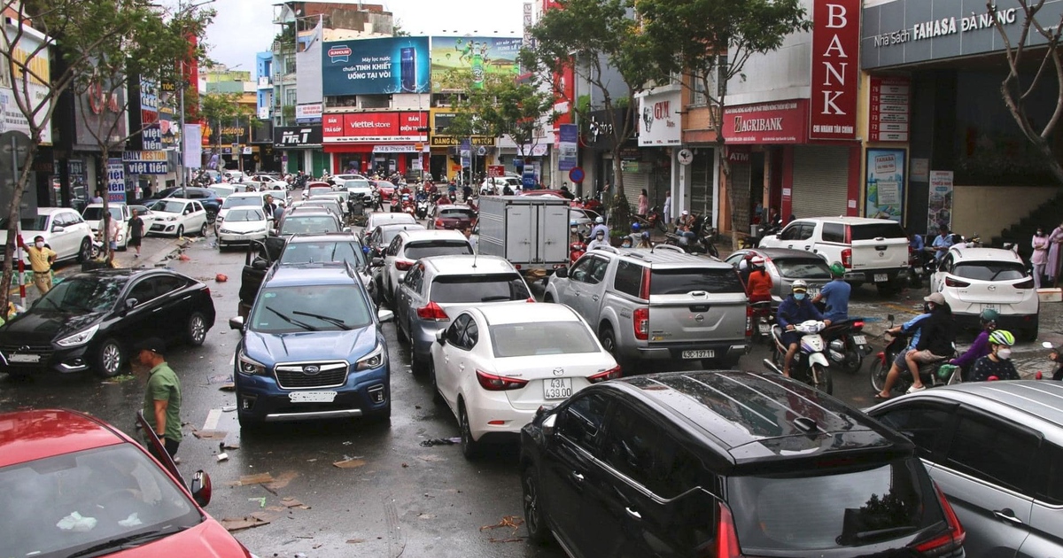 Sửng sốt trước cảnh ô tô chết máy nằm la liệt sau trận mưa lịch sử