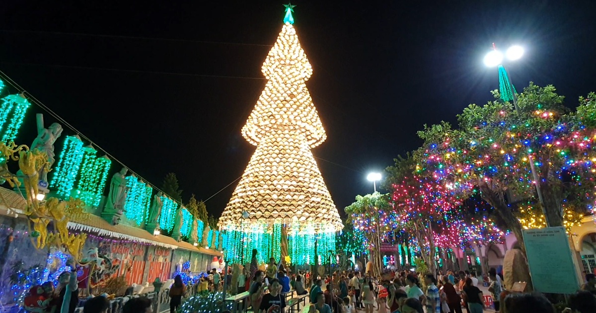 Cây thông Noel làm từ 2.100 chiếc nón lá có một không hai ở Biên Hòa