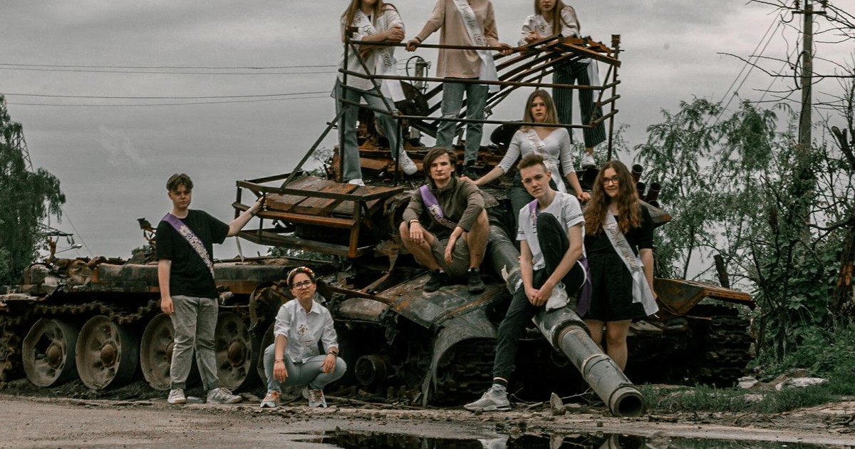 Bộ ảnh tốt nghiệp giữa hoang tàn chiến sự Nga - Ukraine