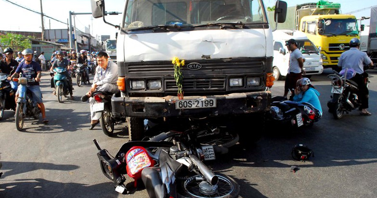 Xe tải mất thắng, húc văng nhiều xe máy ở Sài Gòn