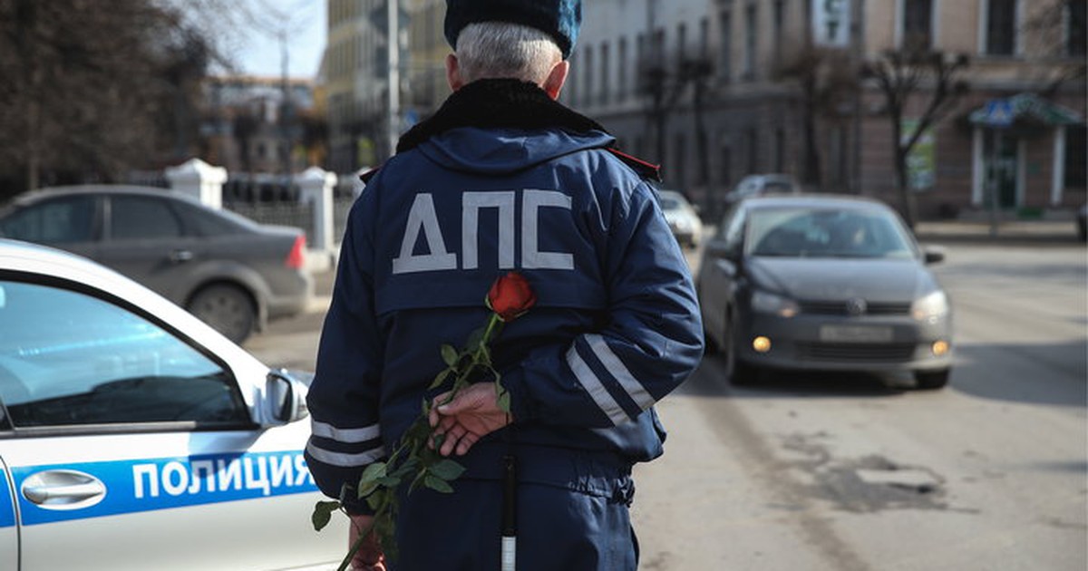 Cảnh sát giao thông Nga yêu cầu dừng xe, tặng hoa cho nữ tài xế