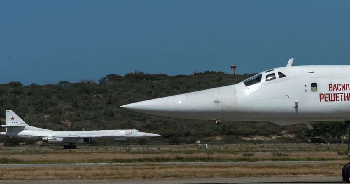 Giới ngoại giao Nga nói Mỹ ‘lên cơn cuồng loạn’ khi oanh tạc cơ Nga đến Venezuela