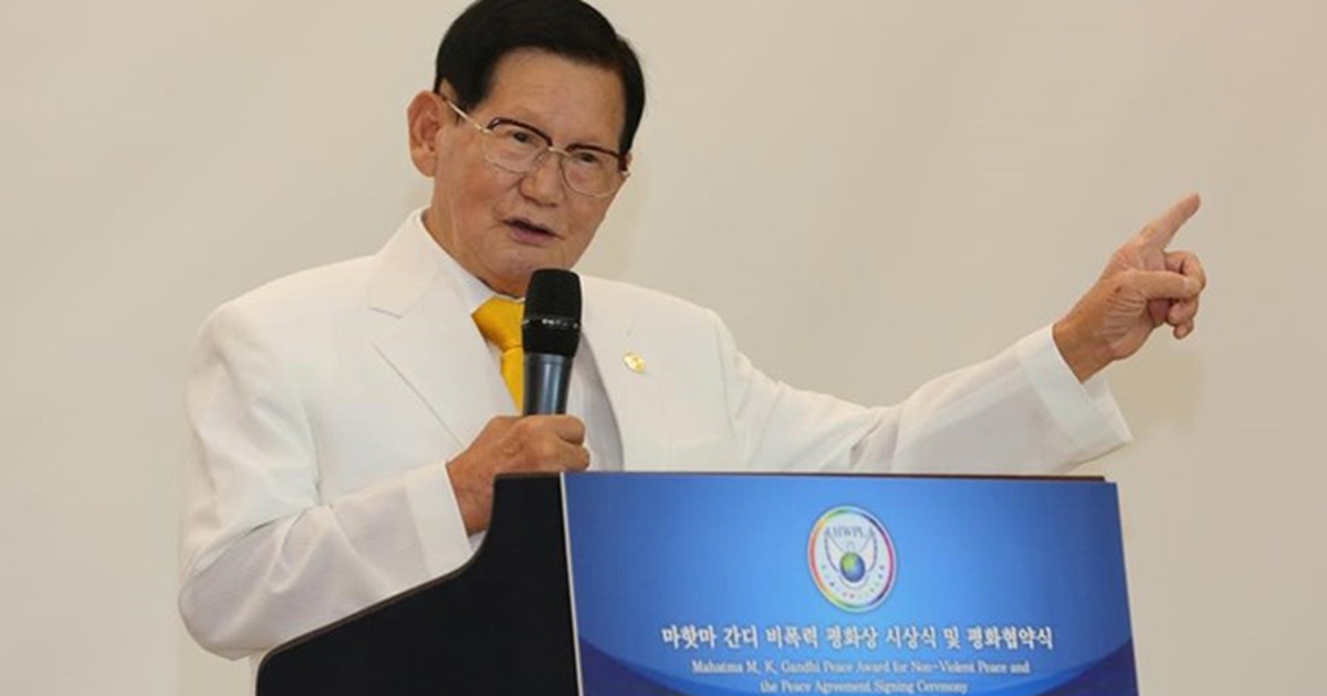 Giáo chủ Tân Thiên Địa quỳ gối xin lỗi vì thành viên giáo phái lây lan 'tai họa lớn' COVID-19