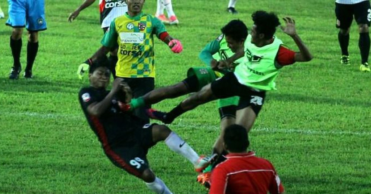 Hỗn chiến kinh hoàng ở giải hạng 2 Indonesia