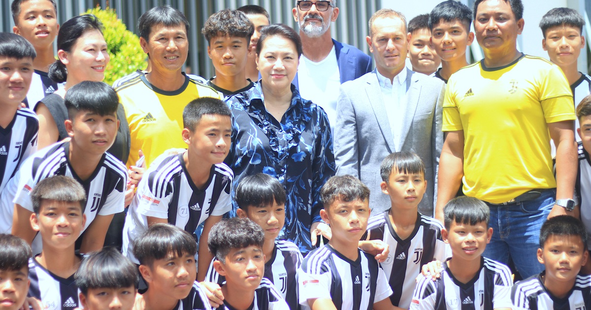 Chủ tịch Quốc hội Nguyễn Thị Kim Ngân thăm học viện Juventus Việt Nam