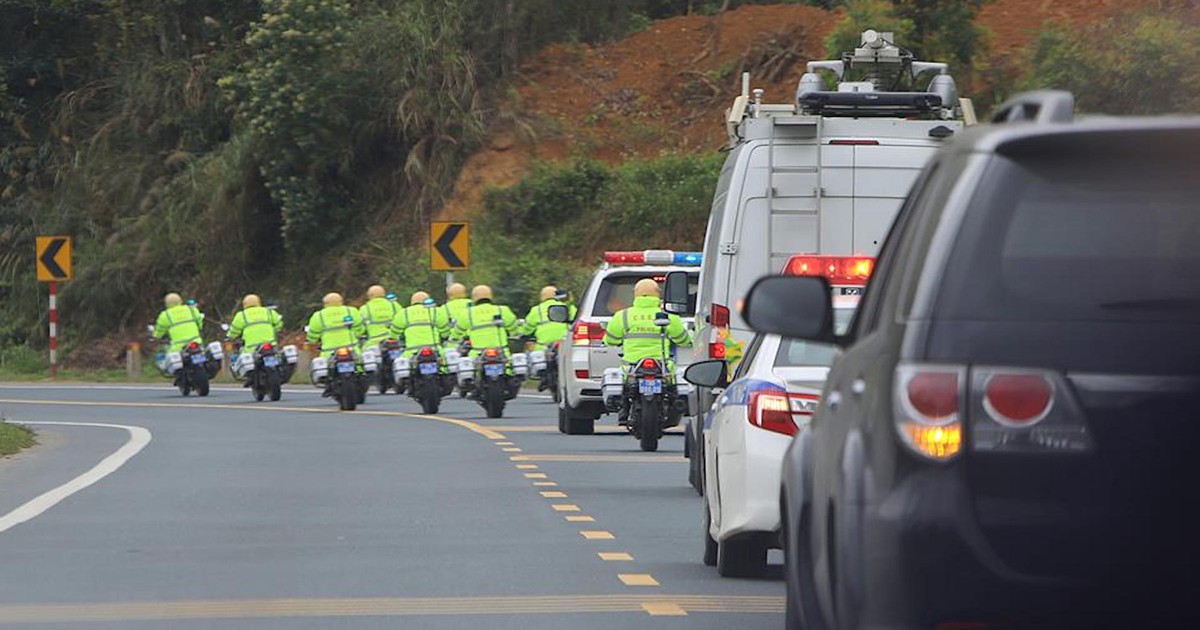 Đoàn xe hộ tống của Việt Nam đổ bộ ga Đồng Đăng