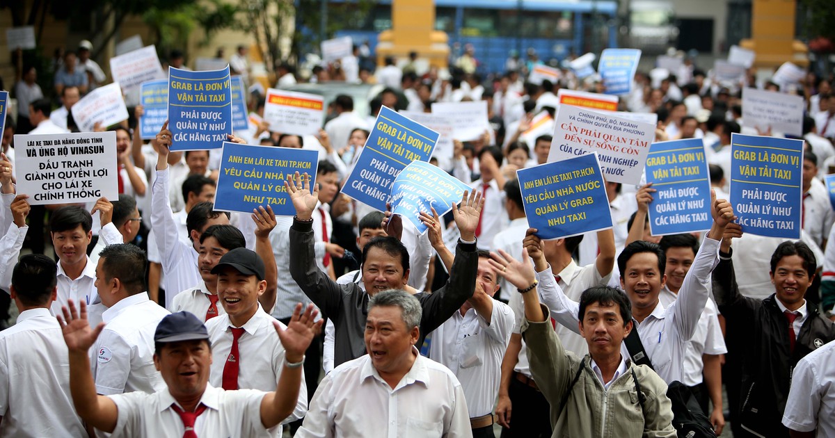 Hàng trăm tài xế 'vây' phiên tòa Vinasun kiện Grab
