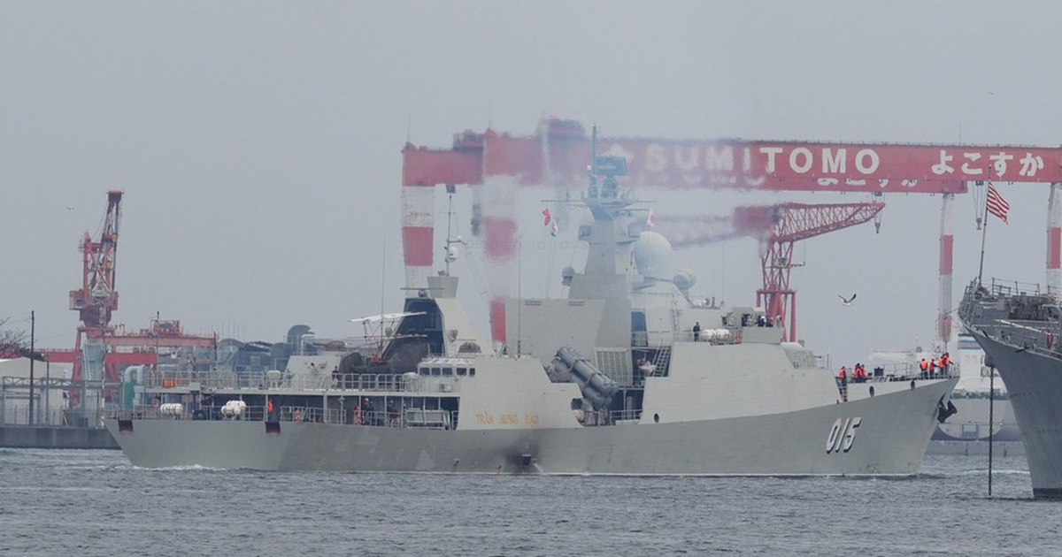 Chiến hạm Trần Hưng Đạo cơ động tránh bão Trà Mi