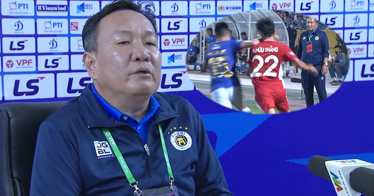 Cận cảnh pha phạm lỗi của Đức Huy và phản ứng của HLV Hoàng Văn Phúc